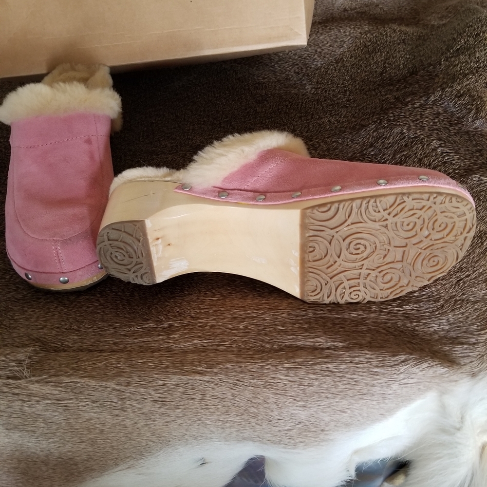 EUC Kaylie Uggs in strawberry ice size 8